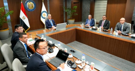 وزير البترول يبحث مع "شينج فا" استثمار 2 مليار دولار بصناعات القيمة المضافة للفوسفات