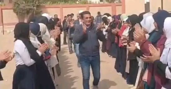 طالبات بنى برزة الإعدادية بقنا ينظمن ممرا شرفيا للمراقبين بعد انتهاء الامتحانات