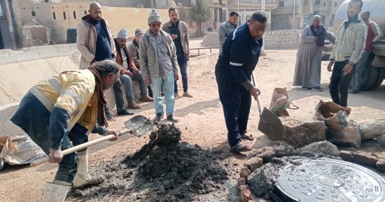  محافظ قنا يشدد على رصد غرف الصرف الصحى المكشوفة وتغطيتها 