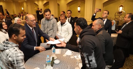 وزير العمل: توجيهات بإطلاق قوافل طبية بمواقع العمل والإنتاج