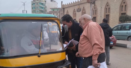 رئيس مدينة زفتى يقود حملات ترقيم التوك توك بالشوارع الرئيسية.. صور  