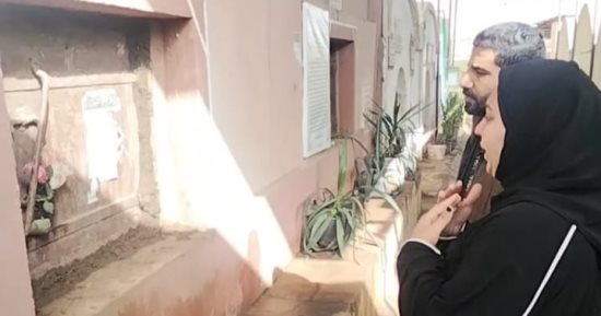 أسرة الأطفال المقتولين خنقا على يد عاطل بقرية الراهب فى المنوفية يزرون قبرهم 