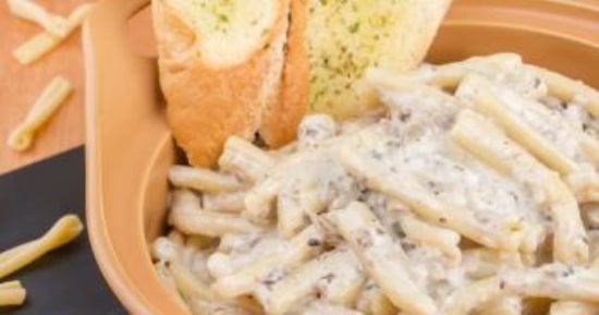 منيو فطار 4 رمضان.. طريقة عمل المكرونة بصوص البشاميل بجانب سلطة جرجير