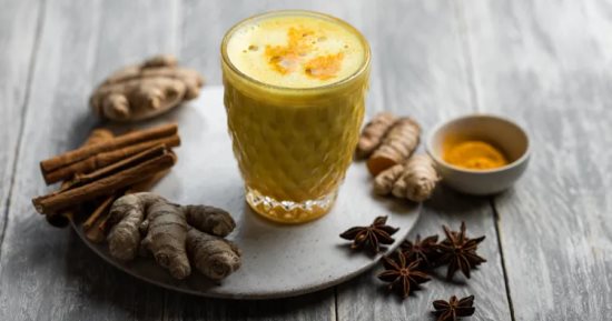 ماذا يحدث لجسمك عند تناول حليب الكركم بانتظام؟