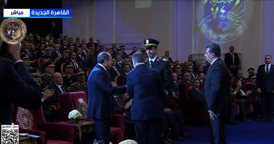 وزير الداخلية يقدم هدية تذكارية للرئيس السيسى خلال احتفالية عيد الشرطة