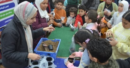 إقبال من الزوار على ركن متحف الطفل فى معرض الكتاب