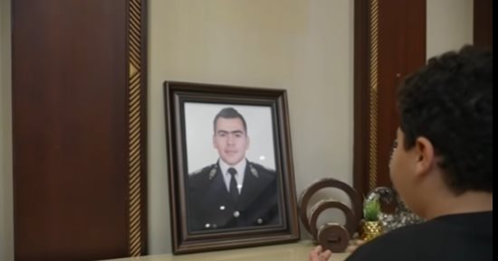 أبكى القاعة بالكامل.. نجل الشهيد رامي هلال يروى قصص الألم والفخر