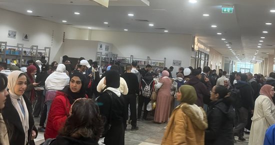 إقبال كبير على جناح الكتب المخفضة بمعرض القاهرة الدولى للكتاب.. صور 
