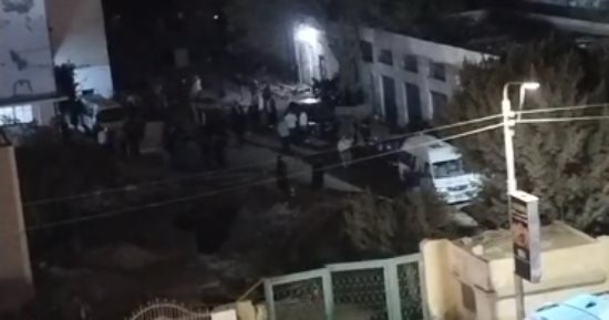 وداع مؤلم.. لحظة خروج جثـامين أم و4 أبناء ضحايا تسريب الغاز.. فيديو