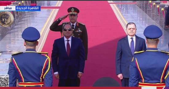 الرئيس السيسى يضع إكليلا من الزهور على النصب التذكارى لشهداء الشرطة