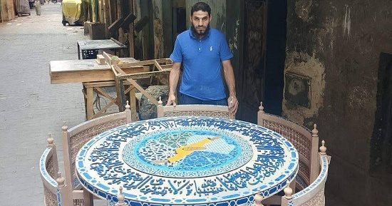 الله ينور يا أسطى.. "محمد" يعيد أمجاد الأرابيسك بورشته الصغيرة ويعلمه لأطفاله