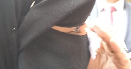 عاملة بمستشفى قوص باكية أمام محافظ قنا: ابني ساب الطب علشان المصروفات