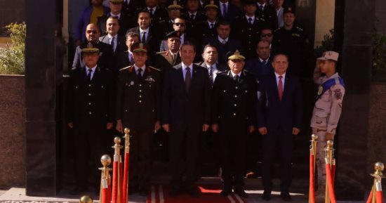 محافظ دمياط يضع إكليل الزهور على النصب التذكارى للشهداء