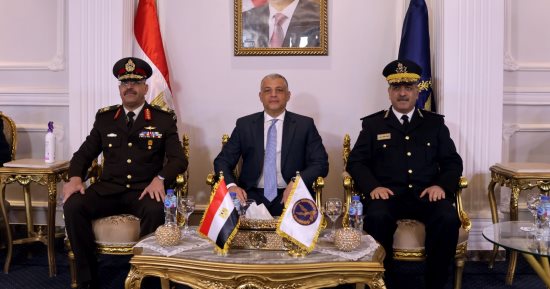 محافظ الإسماعيلية يهنئ مدير الأمن ويضع إكليلًا من الزهور على النصب التذكاري لشهداء الشرطة