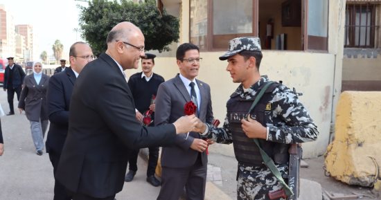 محافظ القليوبية ورئيس جامعة بنها يقدمان الورود لرجال الشرطة احتفالا بعيدهم