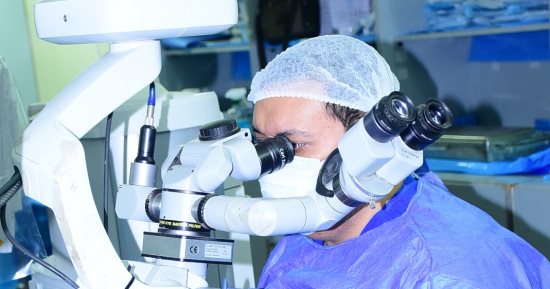 إجراء 85 عملية مياه بيضاء في يوم واحد للقضاء على قوائم الانتظار فى سوهاج