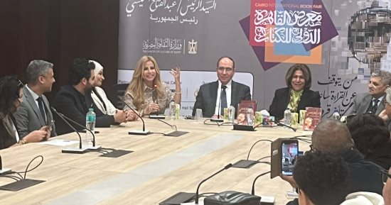 بحضور كبير.. جهاد الدينارى توثق مسيرة فريدة الشوباشى بمعرض الكتاب