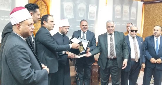 عميد كلية أصول الدين يكرم وزير الأوقاف ومحافظ الشرقية