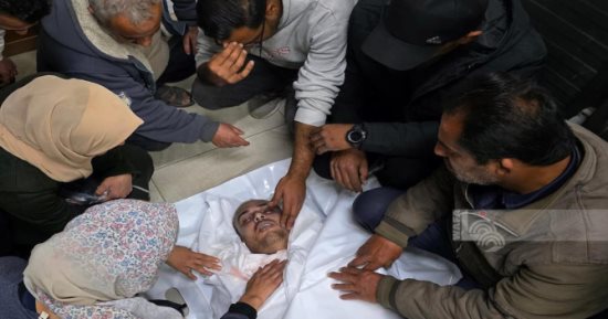 العالم هذا المساء.. شهيد فلسطيني برصاص الاحتلال في غزة.. إسرائيل تحذر شركات الطيران وسط تكهنات بشأن ضربة قريبة ضد إيران.. انقطاع الكهرباء في مناطق بأمريكا بسبب عاصفة ثلجية.. فنزويلا تفرج عن 80 سجينا سياسيا 