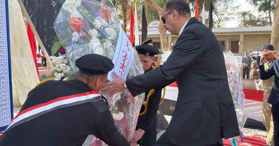 محافظ سوهاج يضع إكليلا من الزهور على النصب التذكاري لشهداء الشرطة