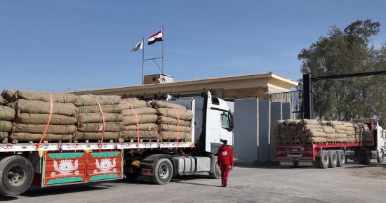 الهلال الأحمر المصري يُسيّر قافلة زاد العزة الـ123 مُحملة بمساعدات إلى غزة