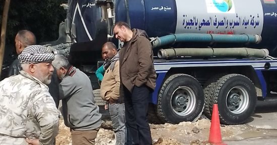 رئيس حى العجوزة يتابع أعمال إصلاح ماسورة مياه بشارع النيل.. صور