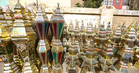 فوانيس رمضان تزين شوارع السيدة زينب استقبالا للشهر الكريم