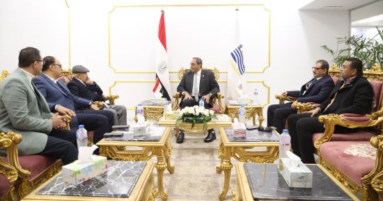 محافظ قنا يستقبل شيخ الإذاعيين فهمي عمر ويناقش دور الإعلام في بناء الوعي