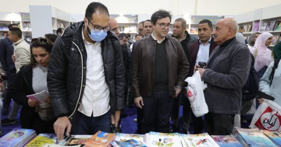 وزير الثقافة يتفقد معرض الكتاب فى يومه الخامس ويتابع الإقبال على الإصدارات