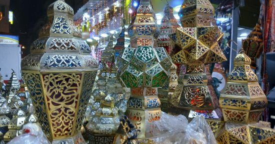 شوادر فوانيس رمضان فى شبرا حاجة تانية.. فرحة وبهجة بنفحات الشهر الكريم.. فيديو
