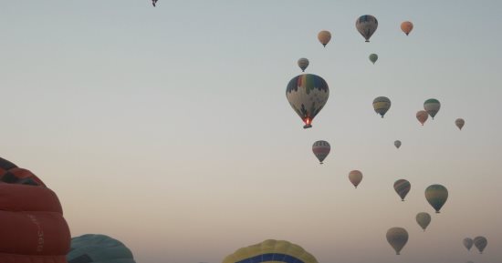 تحليق 1750 سائحا على متن 80 رحلة بالون طائر فى سماء الأقصر.. صور