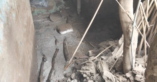 النيابة تحقق فى واقعة انهيار جزئى لمنزل بالطوب اللبن فى مدينة إسنا.. صور