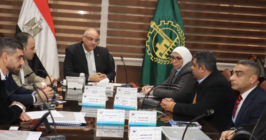 محافظ القليوبية يناقش مستجدات مشروع تطوير الكورنيش وممشى أهل مصر ببنها