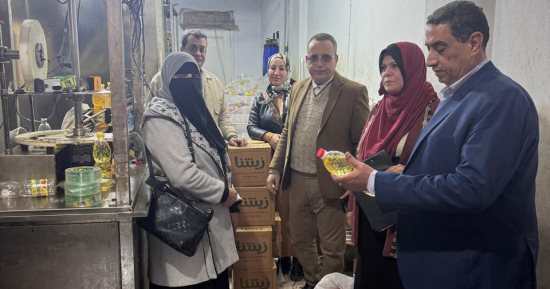 تموين الدقهلية يداهم مصنعاً لزيت الطعام بدون ترخيص ويزور علامات تجارية شهيرة