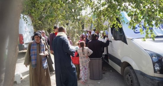 توقيع الكشف على 780 حالة فى اليوم الأول للقافلة الطبية المجانية بقرية عرب القداديح