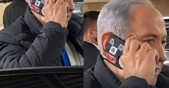 صورة غريبة.. لماذا يغطى بنيامين نتنياهو كاميرا هاتفه الشخصى؟