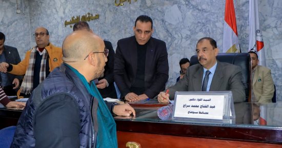 محافظ سوهاج يلبى احتياجات وطلبات المواطنين فى اللقاء الجماهيرى