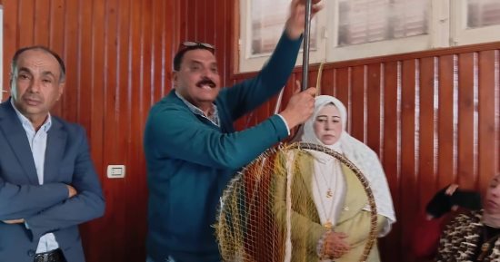 تدريب عمال النظافة بكفر الشيخ على كيفية إمساك الكلاب باستخدام الشبك