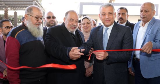 محافظ الإسماعيلية يفتتح مستشفى بحى ثالث