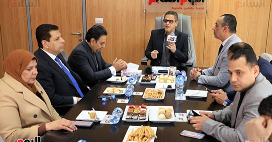 أيمن محسب ومحمود سامي ومحمد الشويخ فى جولة داخل صالة تحرير اليوم السابع