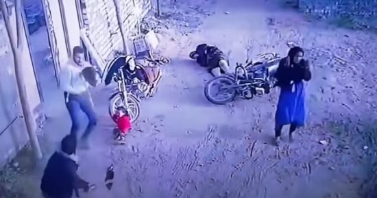 سبب خلافات الجيرة.. ضبط المتهمين بالتعدى بـ فأس على أسرة بالشرقية