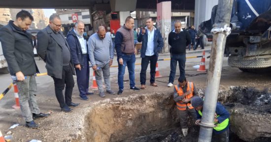 رئيس حى العجوزة يتابع أعمال إصلاح كسر بخط مياه لضمان استمرار الخدمة.. صور