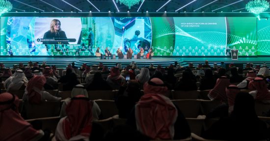 الذكاء الاصطناعى سيعيد تشكيل العالم خلال 10 سنوات.. منظمة العمل الدولية: وظيفة واحدة من كل 4 وظائف معرضة للمخاطر .. و40 وزير عمل يتفقون: الثورة الرقمية تحد يحتاج حوكمة فورية.. و6 إجراءات لتعزيز الأسواق العالمية