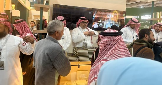 أطول طابور فى معرض الكتاب.. المصحف المجانى بجناح السعودية يشعل قاعة 3
