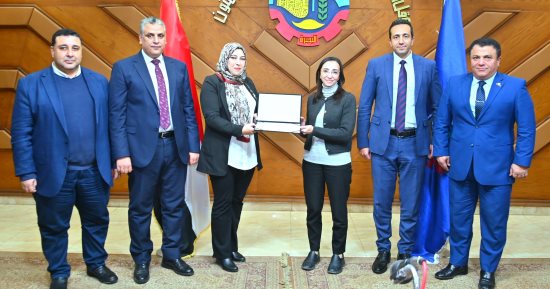 محافظ البحيرة تكرم الحاصلة على المركز الأول فى التميز الحكومى