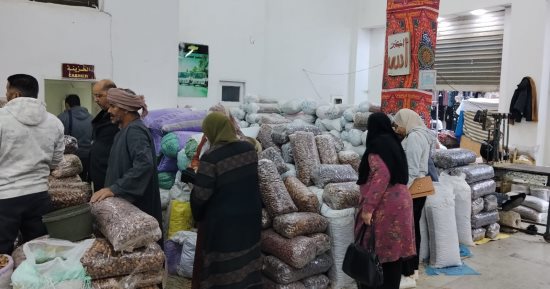 هنا قبلة الياميش فى الدلتا.. انتعاش تجارة التمور فى وكاله الكمونى بالمحلة.. أقدم محطة لتوفير مستلزمات شهر رمضان بالغربية.. ملتقى تجار الجملة يبيع مئات الأطنان من البلح.. والأسعار تناسب جميع فئات المواطنين.. صور