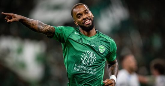 احتجاز إيفان توني مهاجم الأهلي السعودي فى لندن.. اعرف التفاصيل
