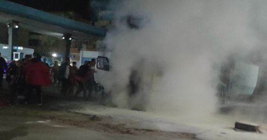السيطرة علي حريق سيارة ميكروباص أمام محطة بنزين فى الغربية