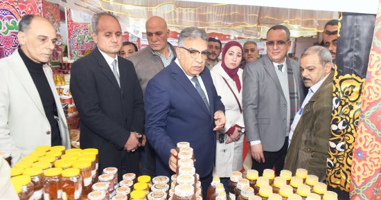 محافظ الدقهلية يتفقد معرض أهلا رمضان بمقر الغرفة التجارية بالمنصورة