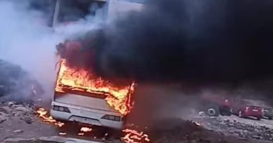 السيطرة على حريق أتوبيس في حدائق أكتوبر 